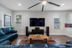Luxury Stay Heated Pool and Hot Tub Fenced Yard