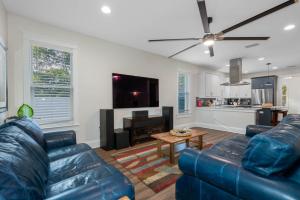 Luxury Stay Heated Pool and Hot Tub Fenced Yard