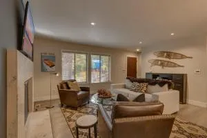 Antler House- Quiet, Charming Cabin w Cozy Fireplace, Close to Skiing - Comstock Acres