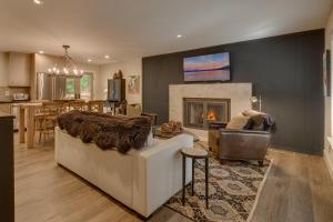 Antler House- Quiet, Charming Cabin w Cozy Fireplace, Close to Skiing