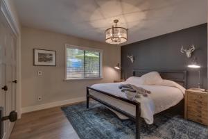 Antler House- Quiet, Charming Cabin w Cozy Fireplace, Close to Skiing