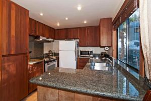 Alpine Darling- Hot Tub- Pet Friendly- 3 Minute Drive to Palisades Tahoe