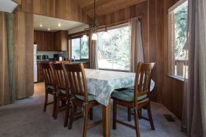 Alpine Darling- Hot Tub- Pet Friendly- 3 Minute Drive to Palisades Tahoe