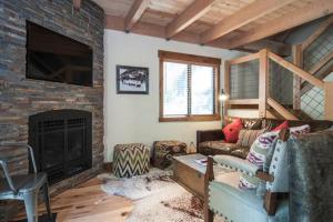 Allenby- LuxuryCabin w Cozy Fireplace, Near Northstar!
