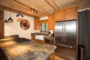 Allenby- LuxuryCabin w Cozy Fireplace, Near Northstar!