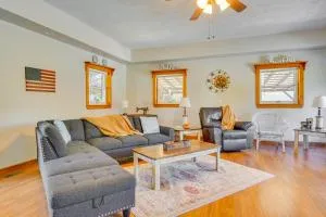 Hocking Hills Hideaway with Hot Tub and Fire Pit! - Gibisonville