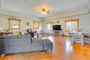 Hocking Hills Hideaway with Hot Tub and Fire Pit!