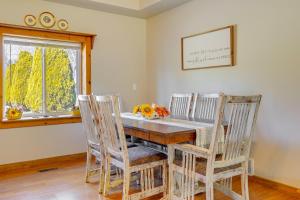 Hocking Hills Hideaway with Hot Tub and Fire Pit!