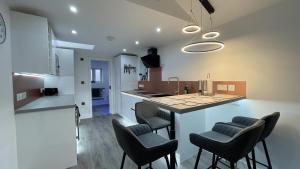 Private Luxury By The Sea, With A Personal Gym, Hot Tub, And Free Parking!