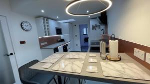 Private Luxury By The Sea, With A Personal Gym, Hot Tub, And Free Parking!