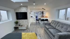 Private Luxury By The Sea, With A Personal Gym, Hot Tub, And Free Parking!