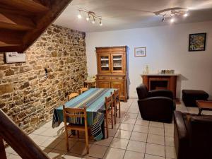 Maison en pierre proche mer, commerces et bus