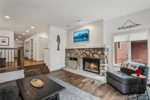 153 McCloud The perfect location! Enjoy the sun drenched deck