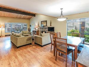 168 Forest Pines - walk to Lakeshore Blvd community pool and hot tub