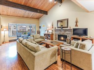 168 Forest Pines - walk to Lakeshore Blvd community pool and hot tub