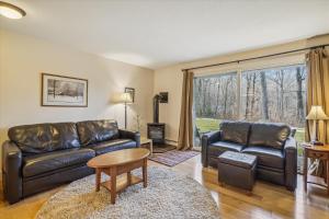 Cozy One-Bedroom Edgemont Condo with Ski Access & Fireplace B3
