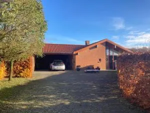 Værelse, bad og toilet i villa - Naestved