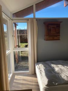 Værelse, bad og toilet i villa