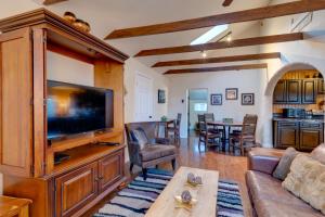 Rustic Log Cabin with Studio about 5 Mi to Pikes Peak!