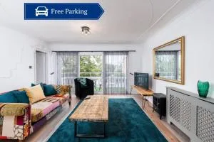 Chic 3 BR Home with Balcony & Free Parking - Roundhay