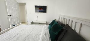 Bright & Comfortable Private Room in a Family Home, Shared nice Bath