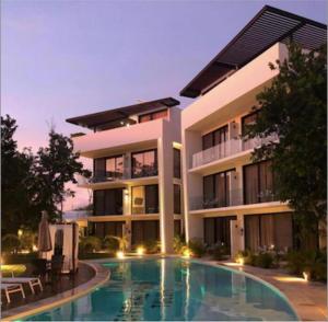 Free Shuttle to this Great Apartment and Condo!