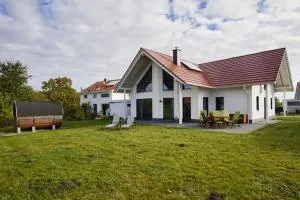 Haus in idyllischer Lage mit Sauna, Terrasse und Garten - Villa Mondlicht - Vaschvitz