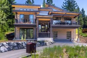 Harmony at Tahoe Donner - Ultra Modern 4 BR, Hot Tub, Game Room, Amenity Access - Graeagle