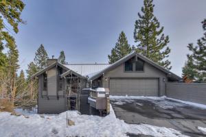 Kings Way Lake View by Tahoe Getaways - Spacious 4 BR w Private Hot Tub, Pool Table!