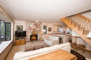 Lakeside Escape - Beautiful Lakefront, Pier, Wood Fireplace, Private Hot Tub