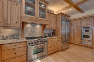 Majestic Woods at Tahoe Donner - High End Craftsman w Game Room, Hot Tub, Amenity Access