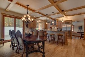 Majestic Woods at Tahoe Donner - High End Craftsman w Game Room, Hot Tub, Amenity Access
