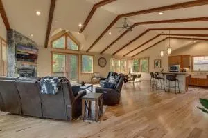 Paradise in the Pines - Luxury Home in Quite Neighborhood, Wooded Views, Short Drive to Skiing - 里奇伍德