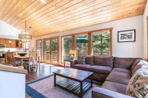 Shady Pines at Tahoe Donner- Serene Forest Retreat, 2 Gas Fireplaces, Sauna