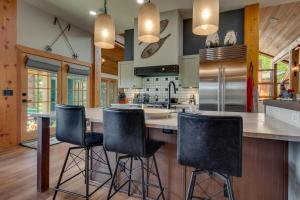 Skidder - Luxury 3500 sqft - Northstar 4BR w Game Room, Sauna, & HOA Amenities