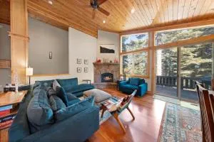 Skislope Manor - Spacious Tahoe Donner 4 BR with Gorgeous Home Theater and Hot Tub - Donner Pines Tract