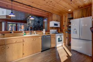 Snowbird Retreat at Northstar - Beautiful 4BR with Private Hot Tub, Free Ski Shuttle, HOA Amenities