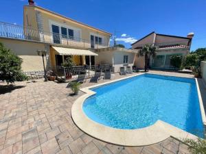Comfortable home with private pool 