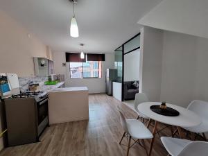 Grande departamento cerca al Shopping y con garage