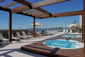 Apê pé na areia com vista mar e próximo ao Beto Carrero - Condomínio Vila Açoriana - Itajubá