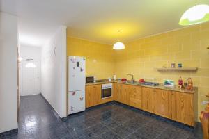 Lightbooking Gadi House Tasarte terraza y barbacoa