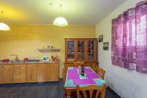 Lightbooking Gadi House Tasarte terraza y barbacoa