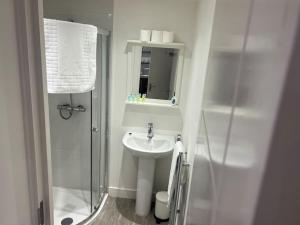 2 Studio flat, 50m from Airbus