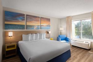Deluxe King Room - Non-Smoking room in Days Inn by Wyndham Florence Near Civic Center