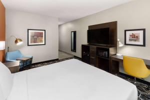 King Room - Mobility Access/Non-Smoking room in La Quinta by Wyndham Olathe