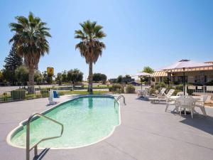 Super 8 by Wyndham Dunnigan