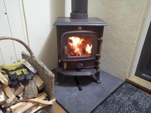 Snug & Secluded Lakeside Shepherds Hut Carp