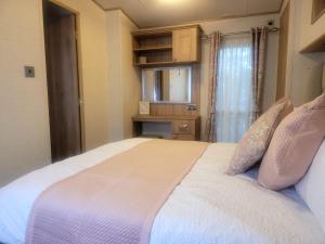 New Forest 2-Bed Premium Holiday Home, Hoburne Bashley Holiday Park,New Milton, Park Leisure Pass at an additonal cost