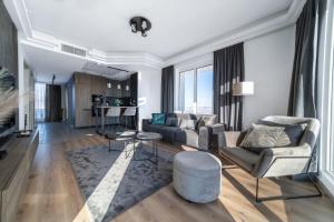 Sunrise Sky Lux Apartment, 33rd floor, Pool and Fitness Included