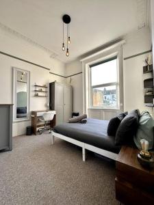 Central Balcony Board Games Bath tub